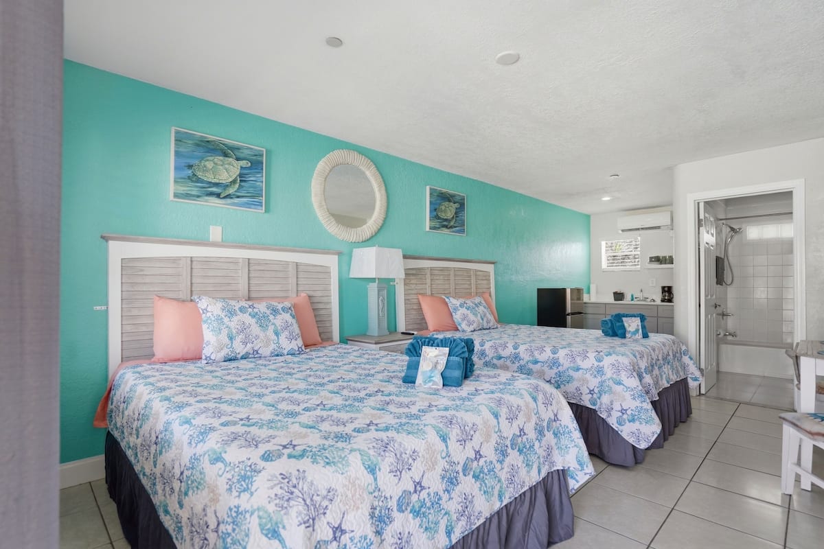 Double Room, 2 Queen Beds, Kitchenette | Free WiFi, bed sheets