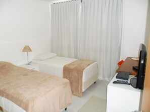 Desk, iron/ironing board, free cribs/infant beds, rollaway beds - Next Flat Service - Mc Aparts (Rio de Janeiro)