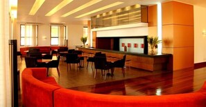 Serveert ontbijt, lunch en diner