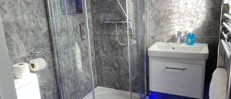 Quadruple Room, Ensuite (Double and Two Single Bed) | Bathroom