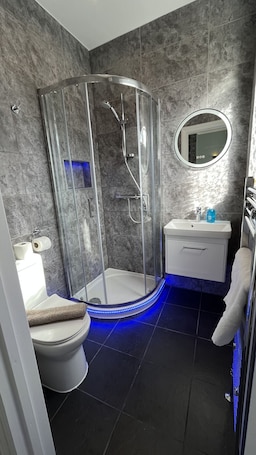 Quadruple Room, Ensuite (Double and Two Single Bed) | Bathroom. Charlotte Guest House