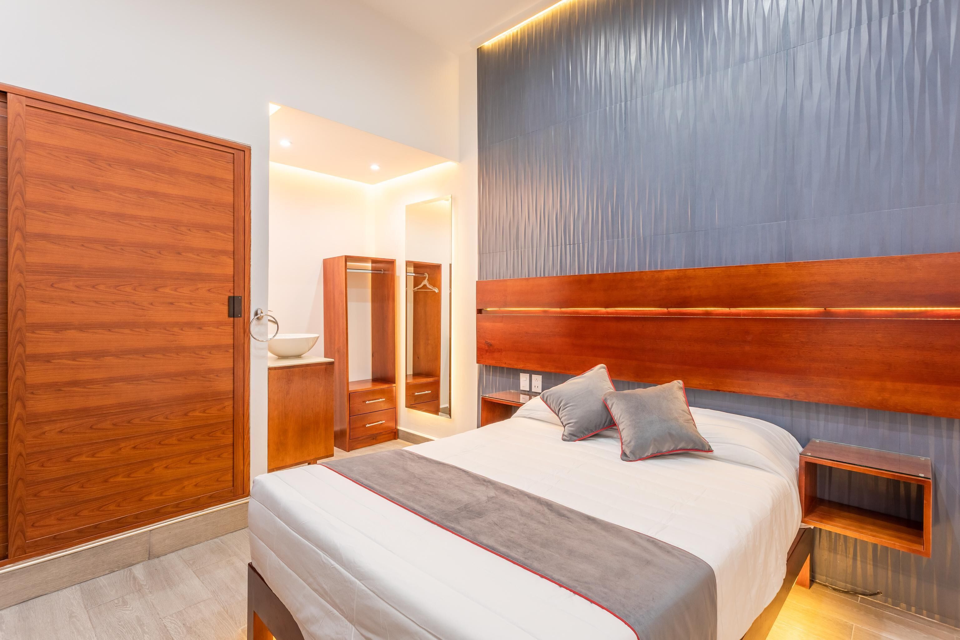 In-room safe, free WiFi, bed sheets