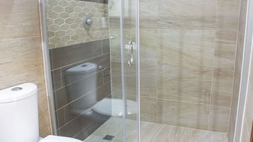 Chambre Familiale, vue ville | Salle de bain
