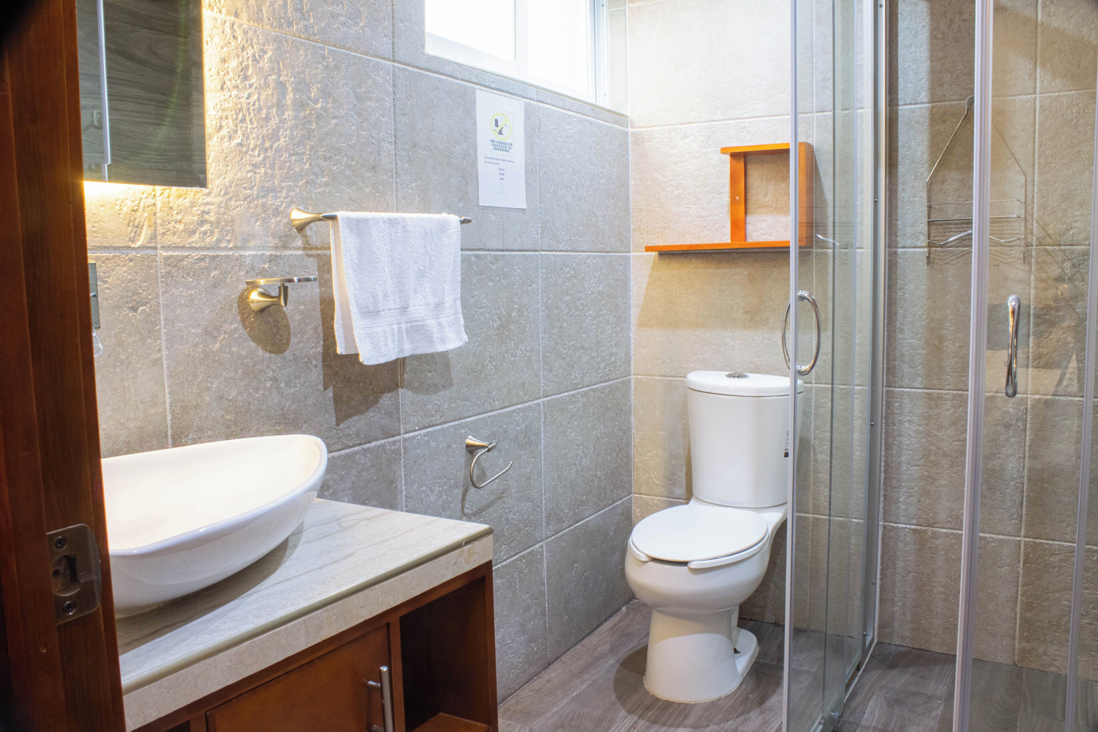 Superior kamer | Badkamer | Een douche, gratis toiletartikelen, een haardroger, handdoeken
