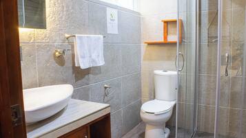 Superior kamer | Badkamer | Een douche, gratis toiletartikelen, een haardroger, handdoeken