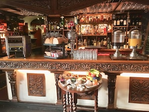 2 bars/lounges - The Beaufort Raglan (Usk)