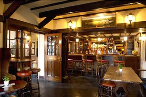 2 bars/lounges - The Beaufort Raglan (Usk)