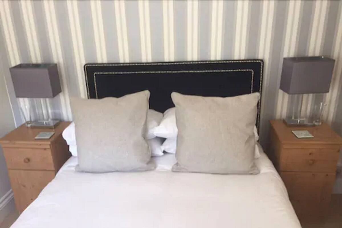 Coach House Double | Premium bedding, blackout drapes, iron/ironing board (on request)