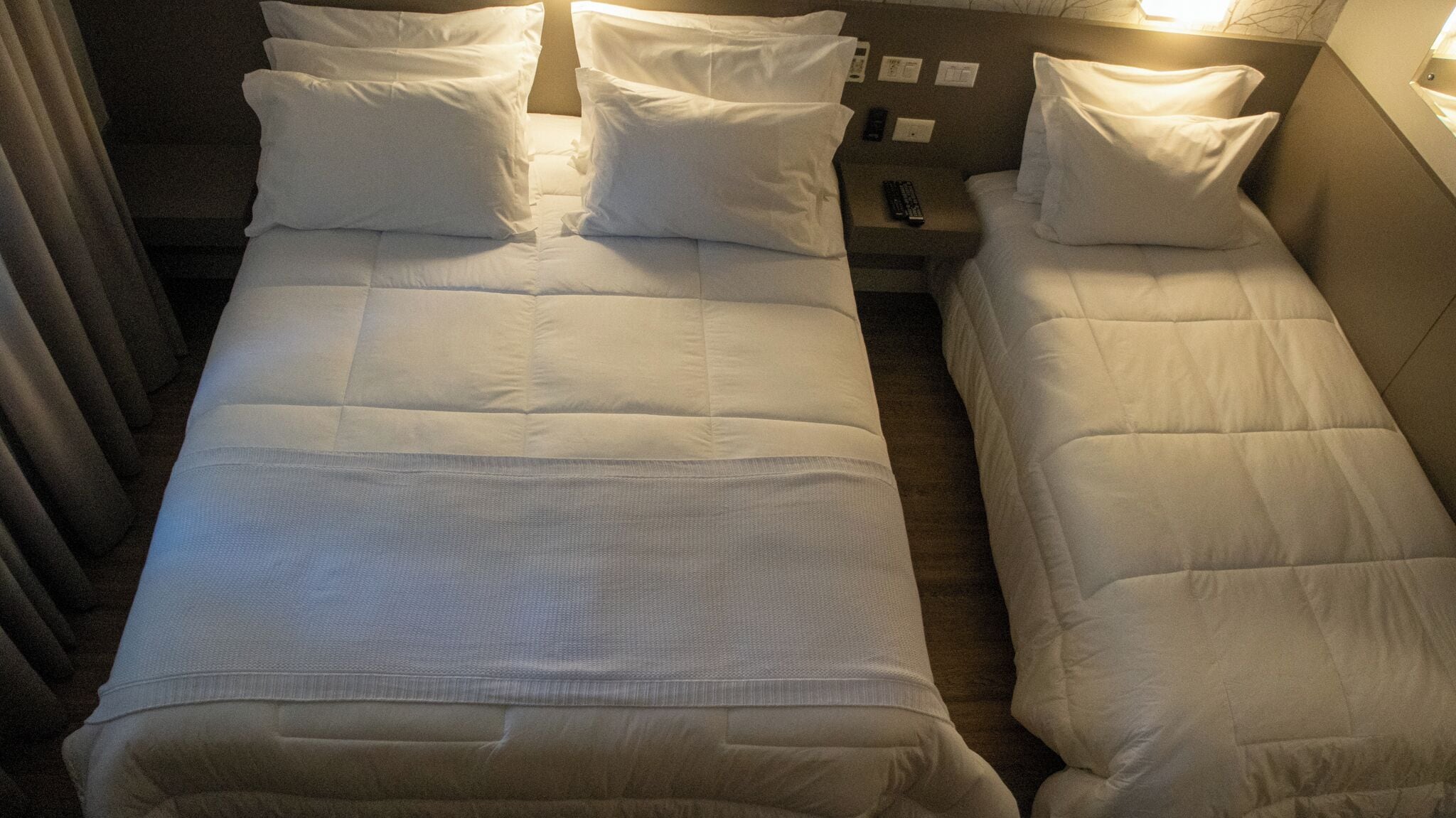 Habitación estándar con 1 cama matrimonial o 2 individuales | Minibar, caja de seguridad en la habitación y escritorio 
