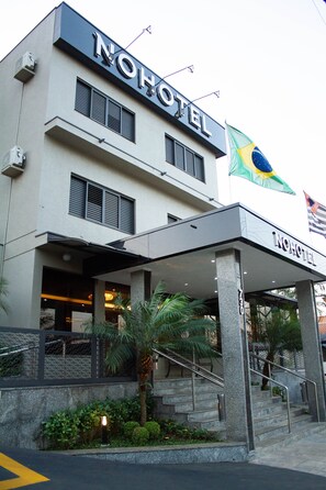 Located in a prominent building with a covered outdoor area, this hotel features a Brazilian flag.