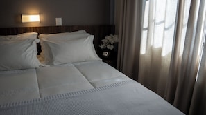 Minibar, in-room safe, desk, laptop workspace - Nohotel Nova Odessa (Nova Odessa)