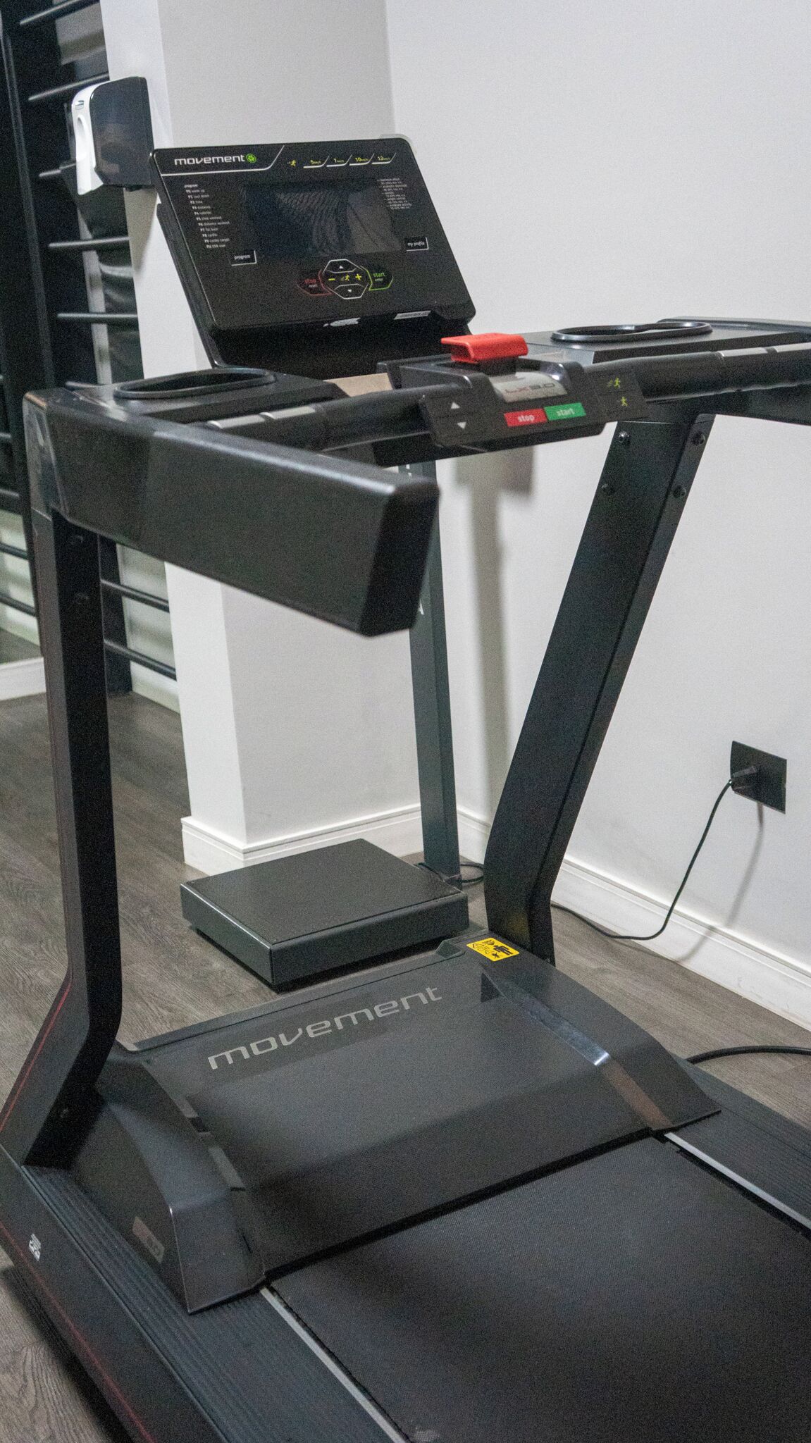 Un tapis de course doté d’un écran numérique, d’un panneau de commande et d’une clé de sécurité.