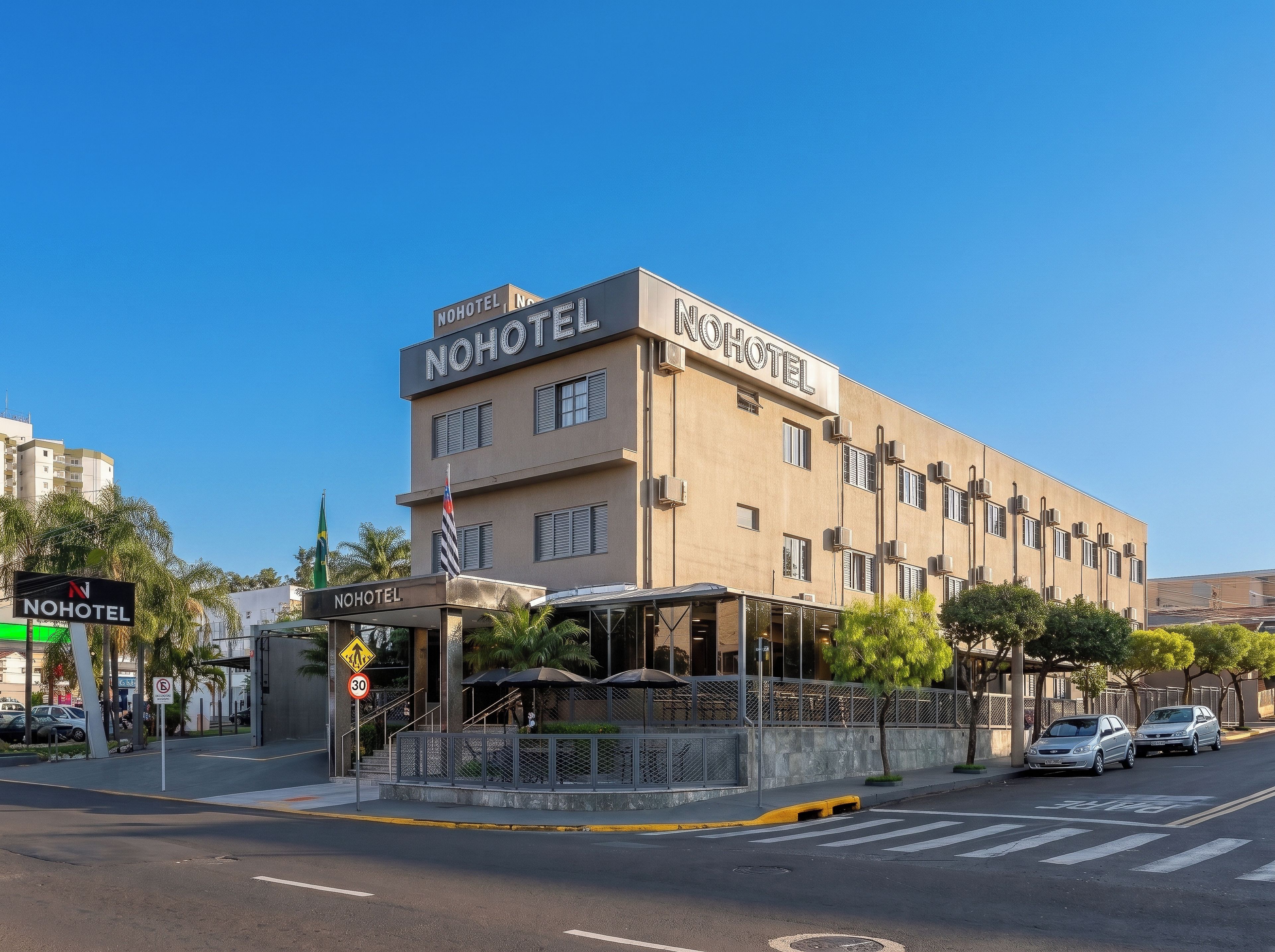 Um hotel com uma placa que diz 'NOHOTEL' e uma placa de faixa de pedestres.