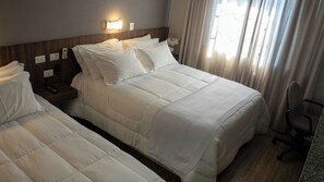 Minibar, in-room safe, desk, laptop workspace - Nohotel Nova Odessa (Nova Odessa)