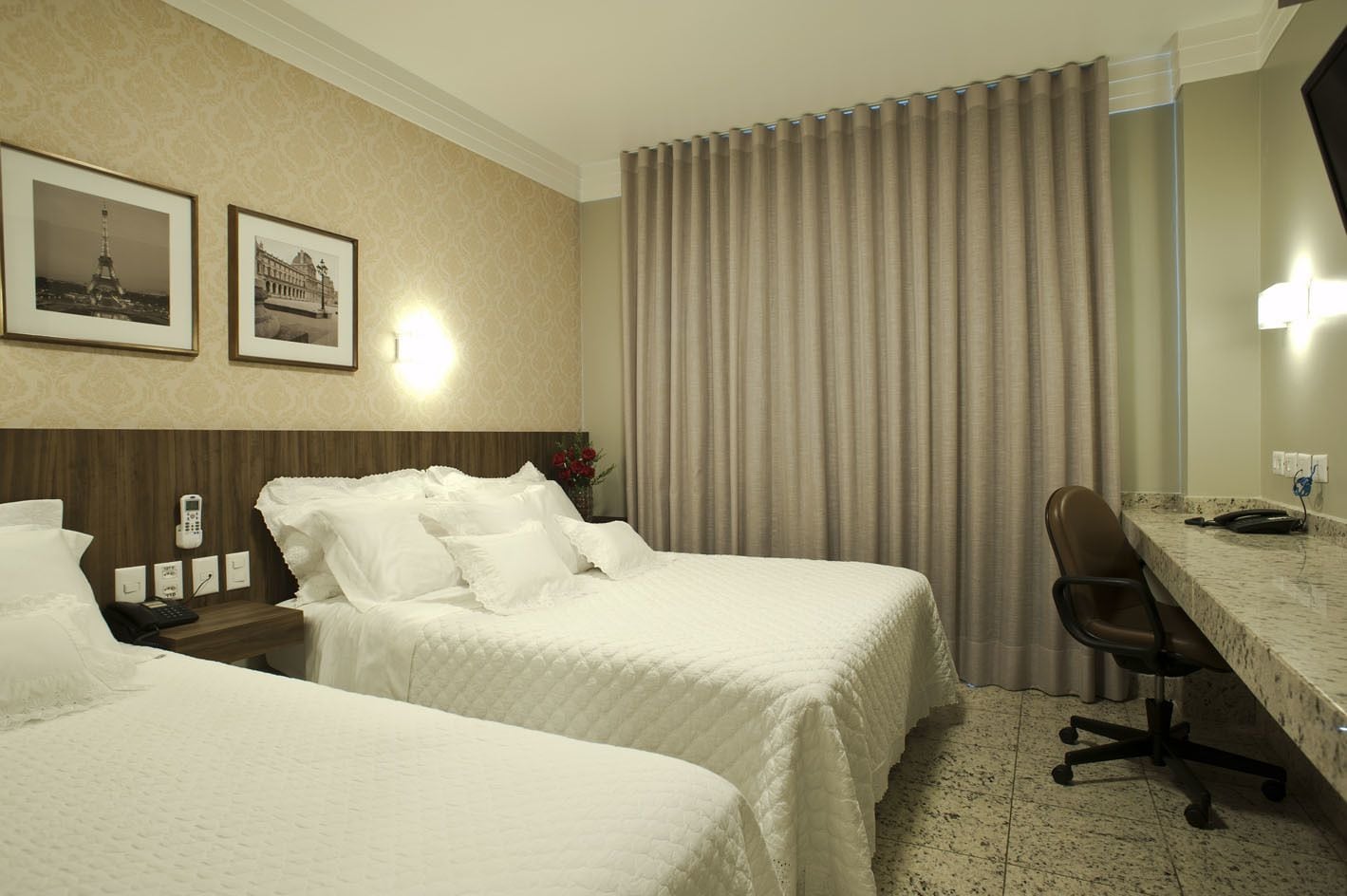 迷你吧、客房内保险箱、办公桌、免费 WiFi