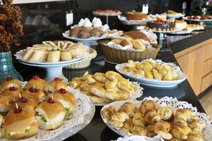 Une table de buffet proposant une variété de produits de boulangerie et de pâtisserie.