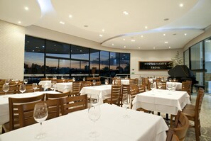 Breakfast, lunch and dinner served - Hotel Nohotel Premium Americana (Americana)