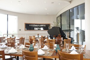 Petit déjeuner, déjeuner et dîner servis sur place