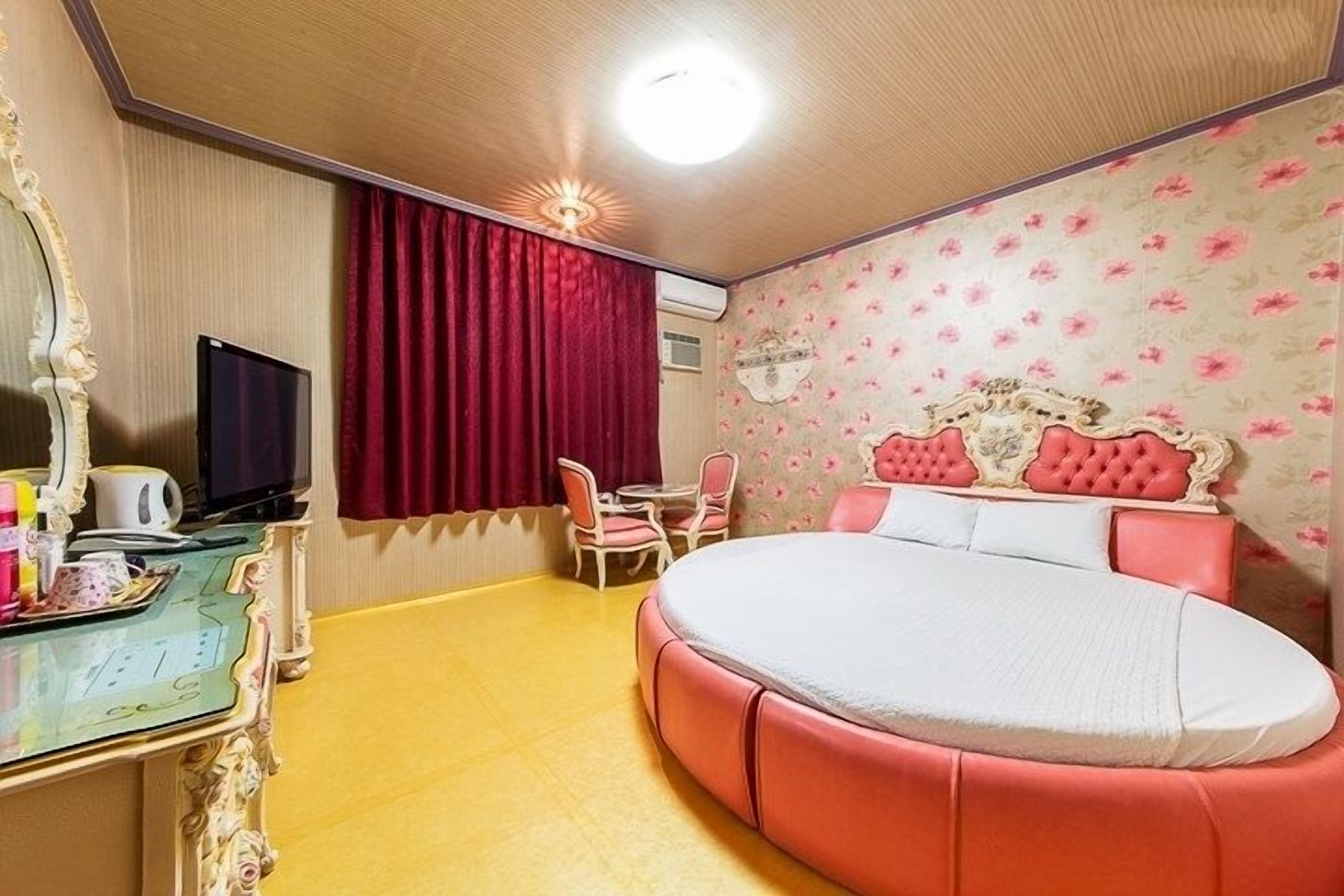 デスク、WiFi (無料)