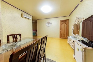 Living area - Carlsbed Motel (Sokcho)