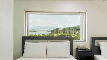 Family Room | Desk, free WiFi, bed sheets