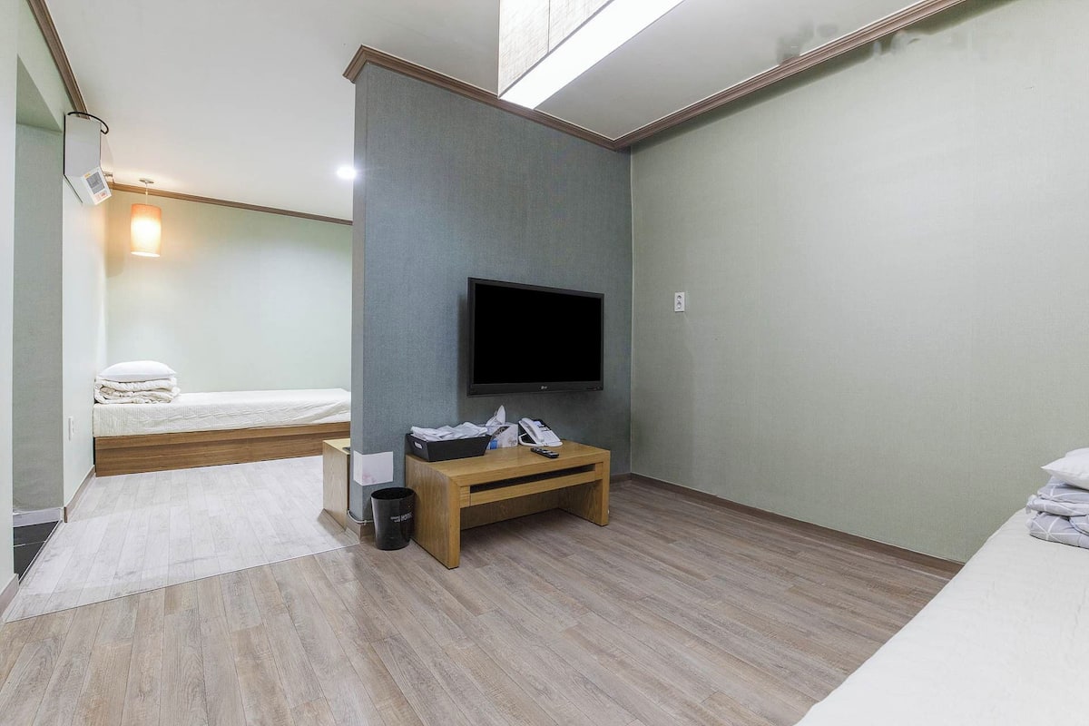Desk, free WiFi, bed sheets