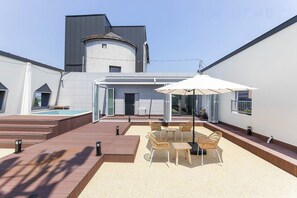 Family Room | Terrace/patio