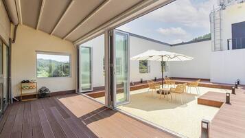 Family Room | Terrace/patio