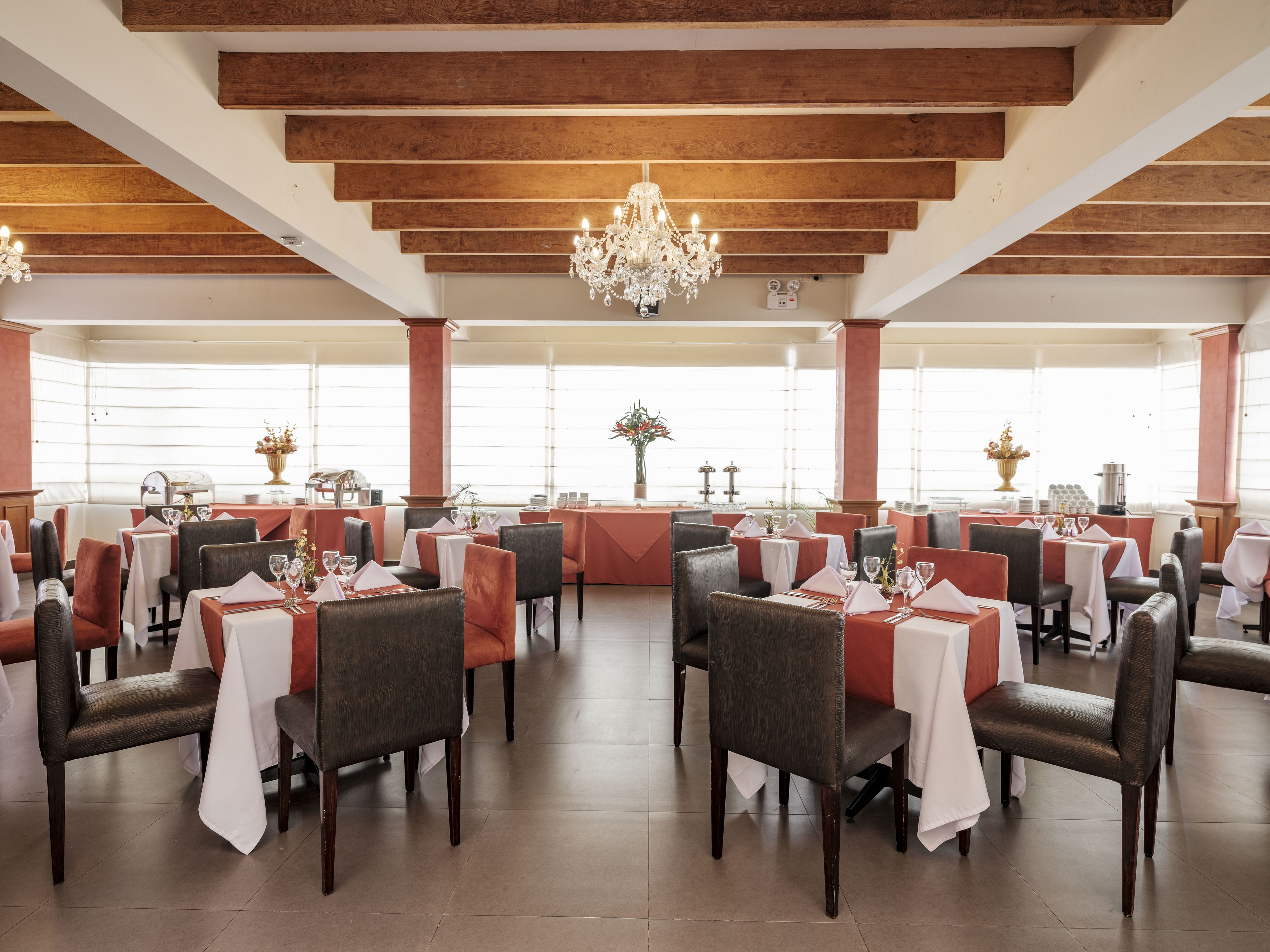 S'hi serveixen esmorzars, dinars, sopars i plats de cuina internacional 