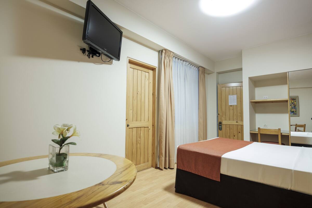 Ropa de cama de alta calidad y minibar 