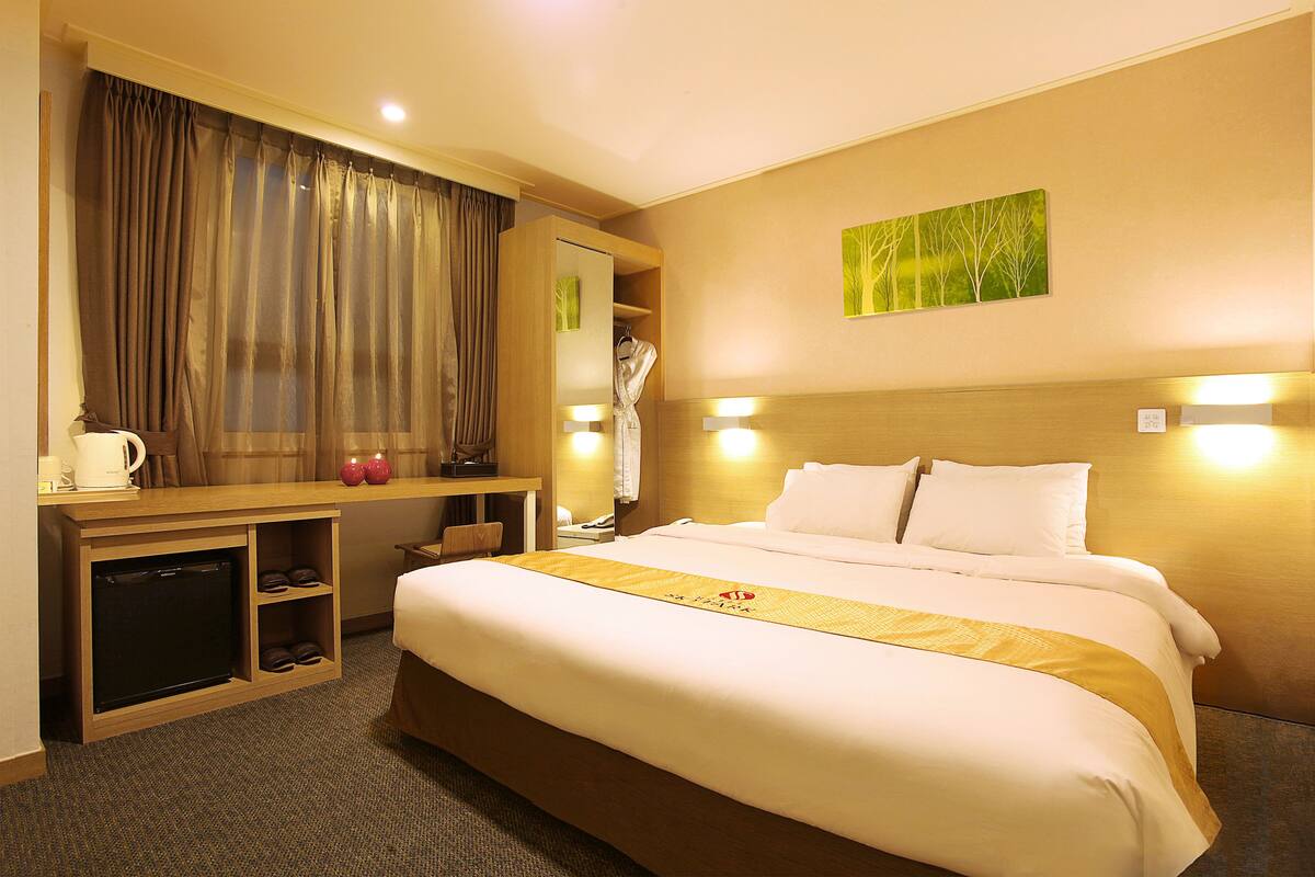 ตู้นิรภัยในห้องพัก, โต๊ะทำงาน, ห้องเก็บเสียง, Wi-Fi ฟรี
