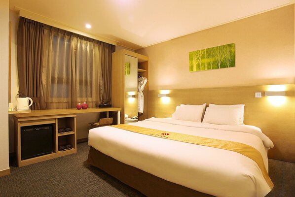 In-room safe, desk, soundproofing, free WiFi