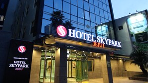 The exterior of Hotel Skypark Jeju with a prominent sign and entrance. - Hotel Skypark Jeju 1 (Jeju City)