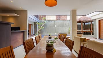Villa, 4 chambres, piscine privée | Coin cuisine privé | Réfrigérateur, plaque de cuisson, lave-vaisselle, cafetiÚre/bouilloire