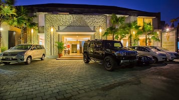 Bãi đậu xe tự phục vụ miễn phí, bãi đậu xe có người phục vụ miễn phí