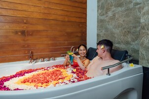 Párok számára kialakított kezelőszoba, testkezelés és aromaterápia