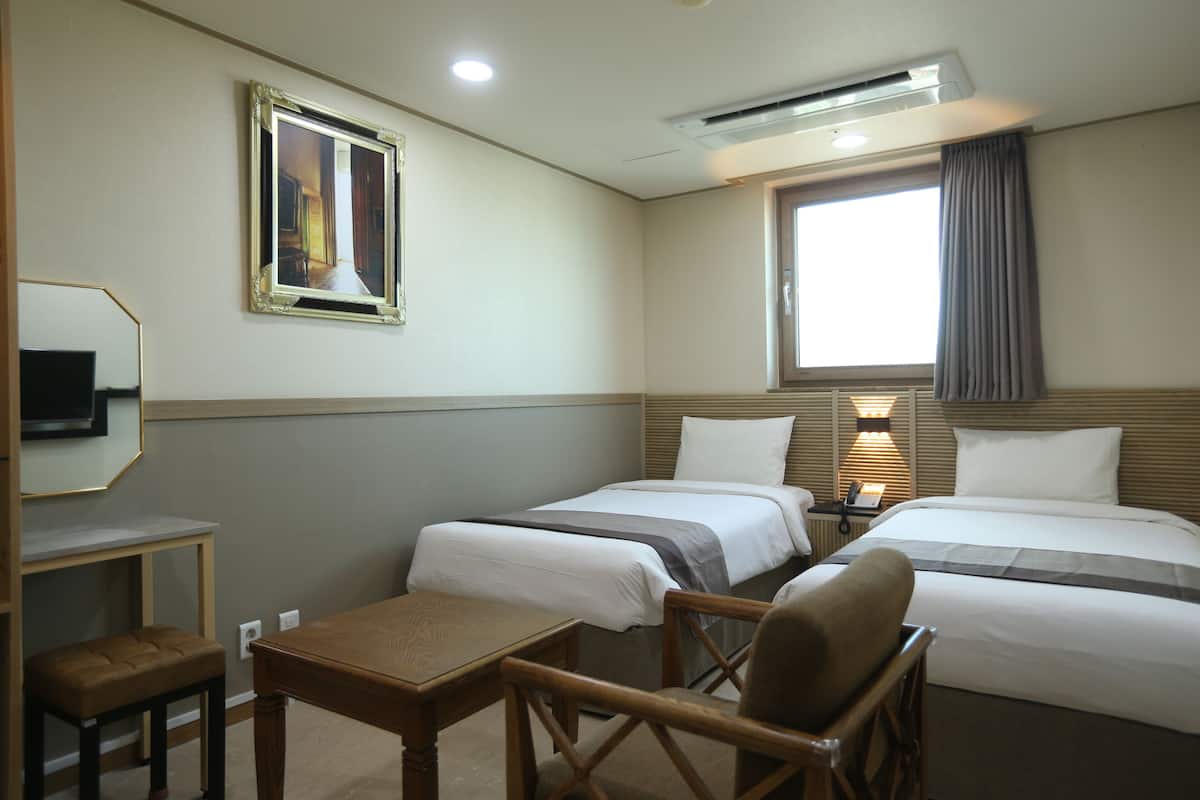 Premium bedding, in-room safe, desk, blackout curtains