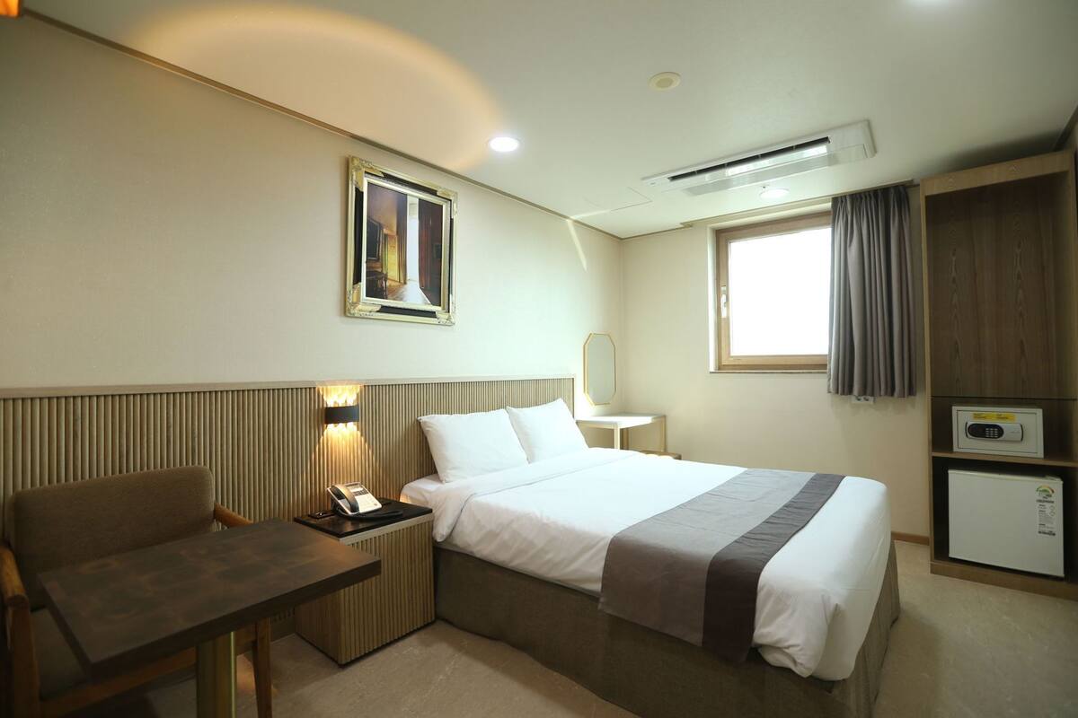 Premium bedding, in-room safe, desk, blackout curtains