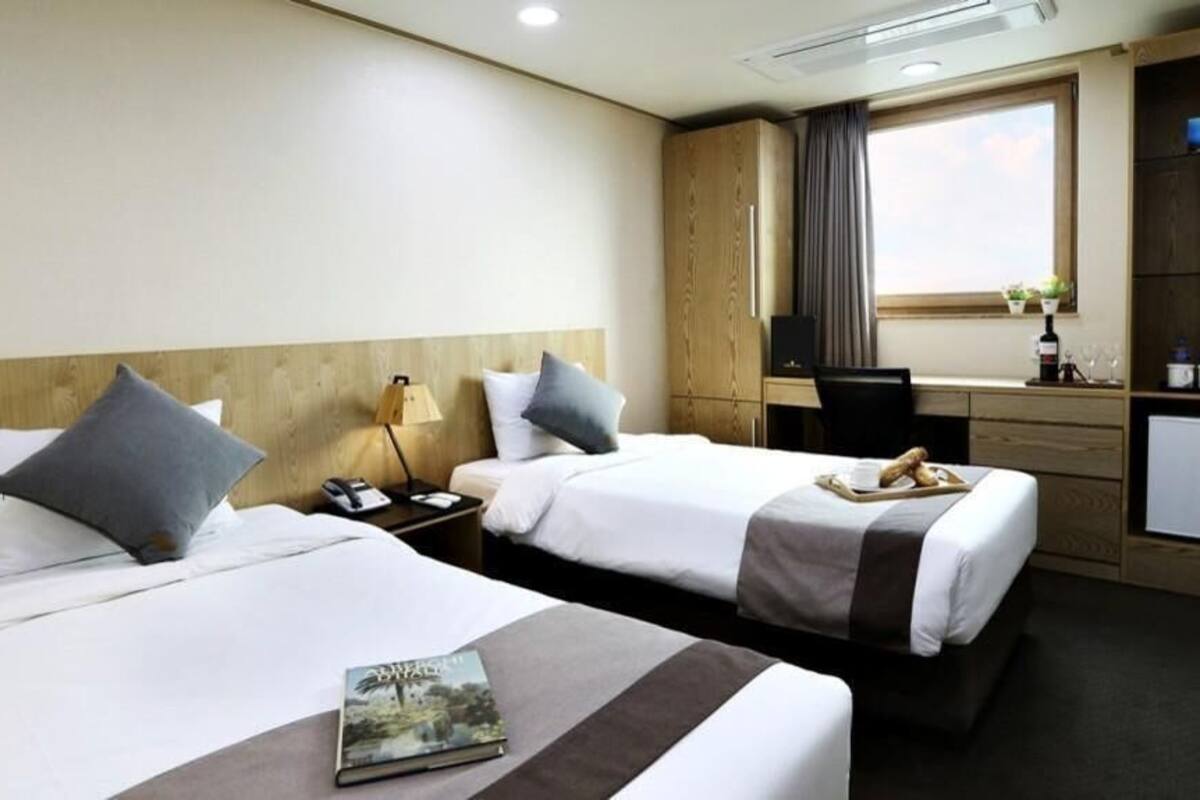 Premium bedding, in-room safe, desk, blackout curtains