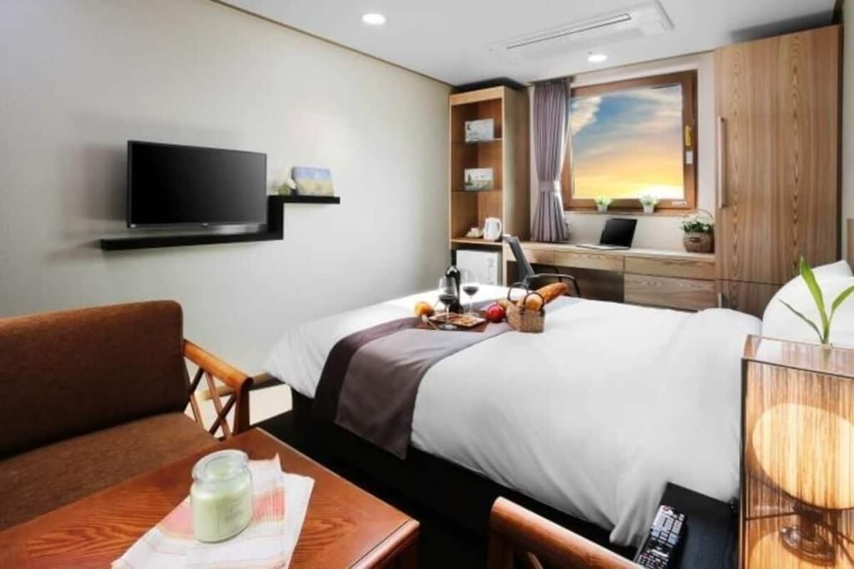 Sängtillbehör av högsta kvalitet och värdeförvaringsskåp på rummet