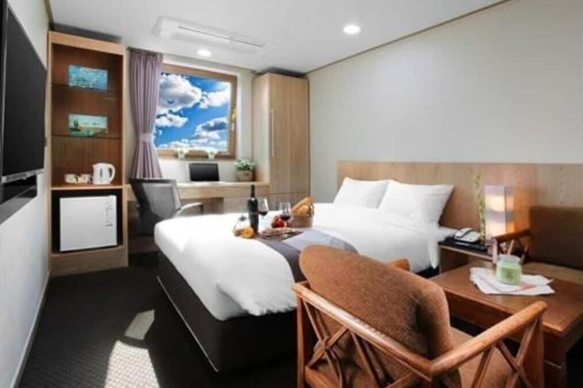 Premium bedding, in-room safe, desk, blackout curtains