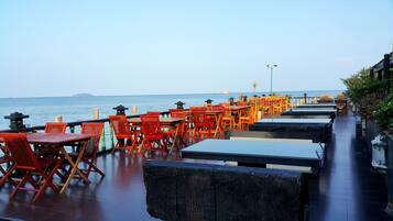 2 restaurants, breakfast, lunch, dinner served; seafood