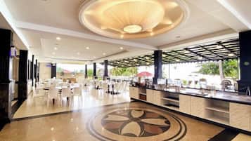 2 restaurants, breakfast, lunch, dinner served; seafood