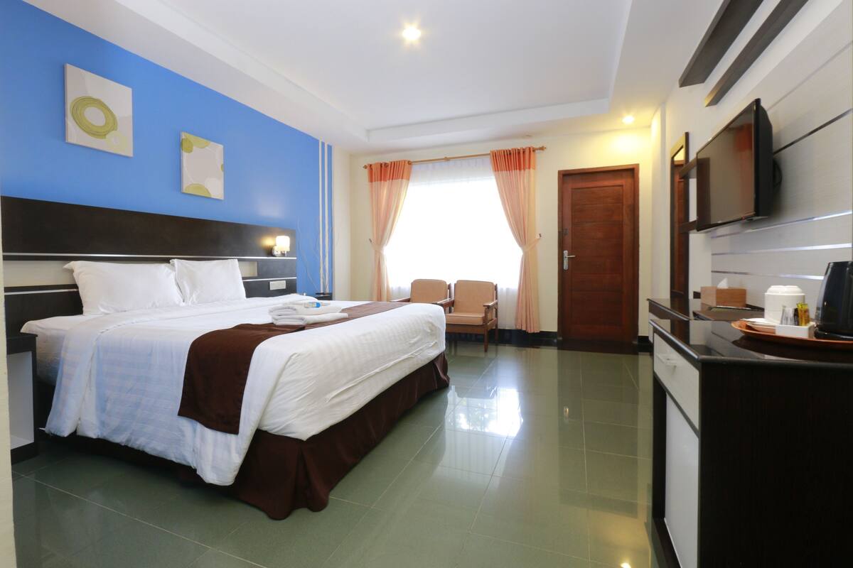 خزنة داخل الغرفة ومكتب وستائر تعتيم وأسرّة أطفال/رضّع (مجانًا)