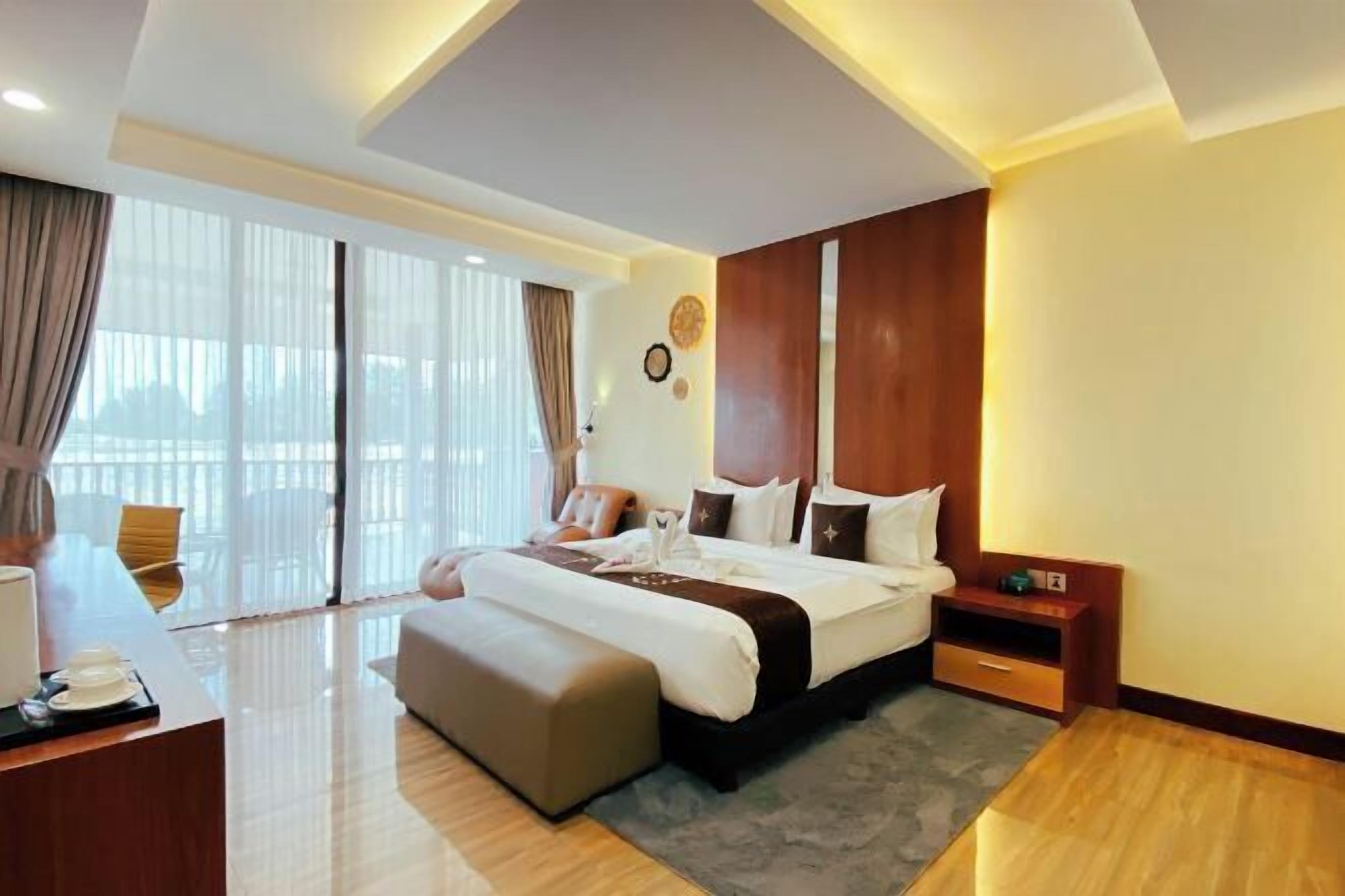 In-room safe, desk, blackout drapes, free cribs/infant beds