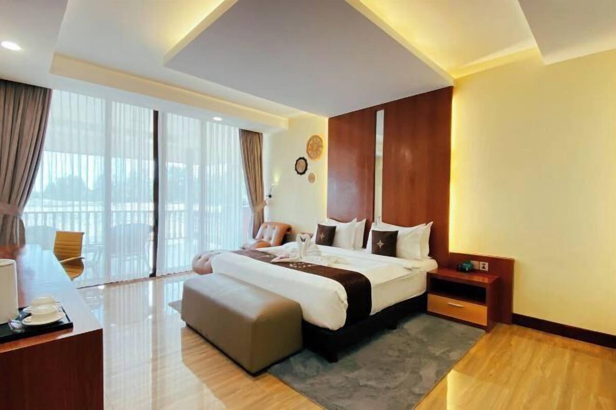 In-room safe, desk, blackout drapes, free cribs/infant beds