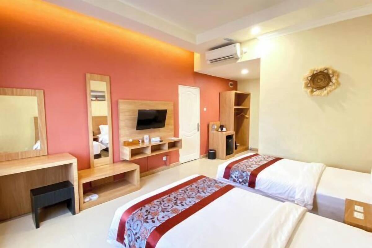 In-room safe, desk, blackout drapes, free cribs/infant beds