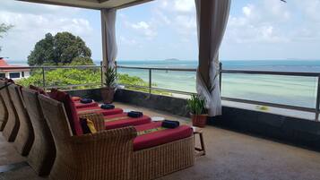 Couples treatment rooms, body treatments, aromatherapy, Swedish massages