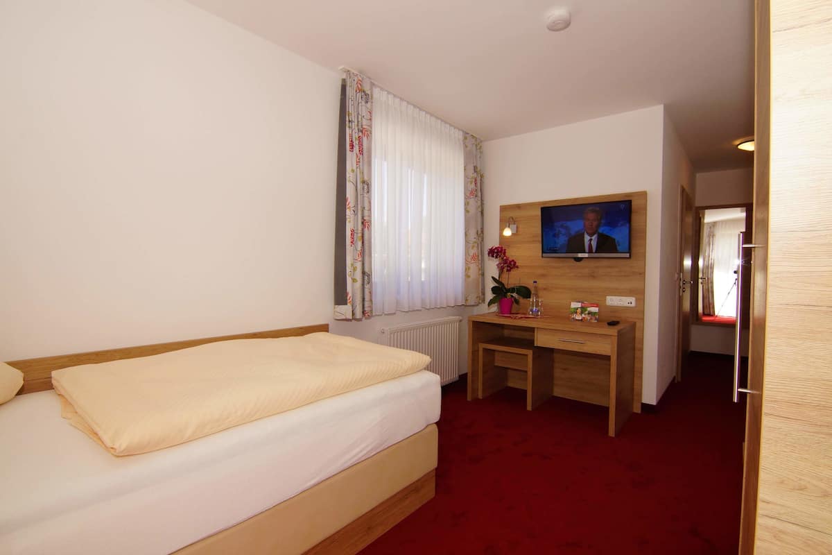 Comfort Single Room, Balcony | Living area