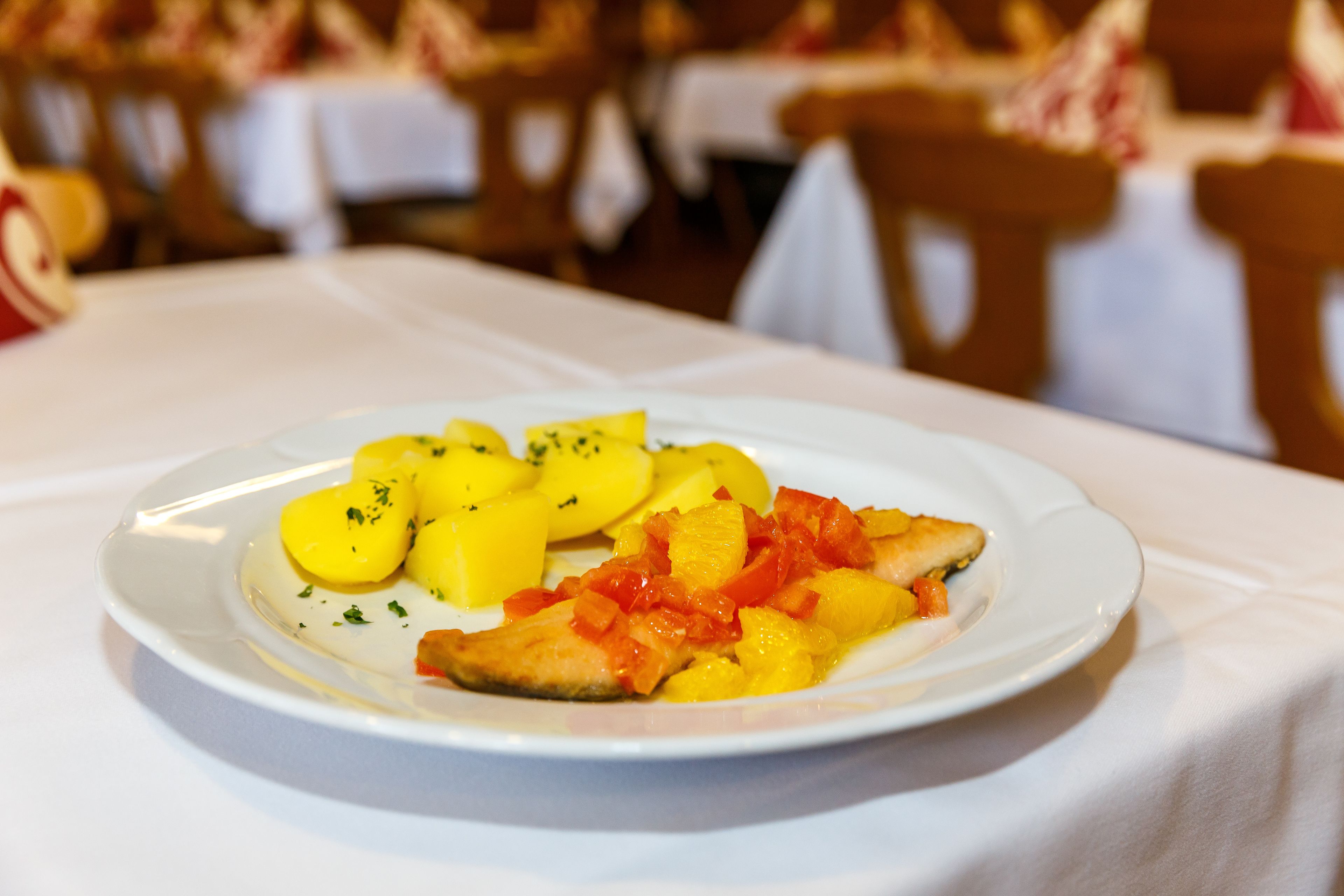 Un plato de comida sobre una mesa en un comedor.